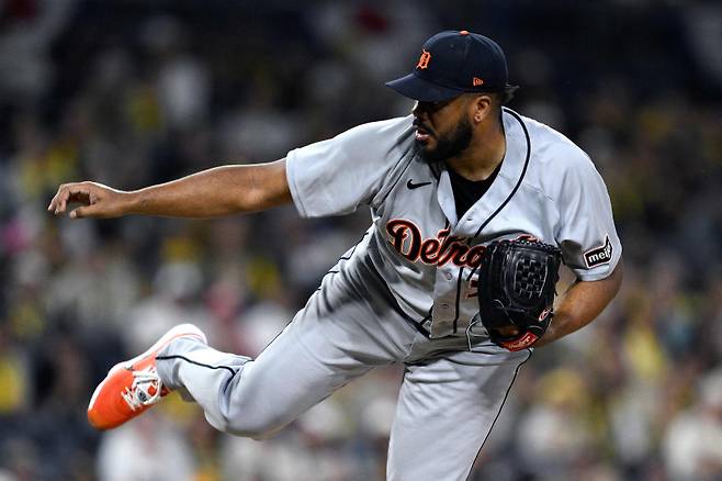 <yonhap photo-4461=""> SAN DIEGO, CALIFORNIA - MARCH 27: Kenley Jansen #74 of the Detroit Tigers pitches against the San Diego Padres during the ninth inning at Petco Park on March 27, 2026 in San Diego, California. Orlando Ramirez/Getty Images/AFP (Photo by Orlando Ramirez / GETTY IMAGES NORTH AMERICA / Getty Images via AFP)/2026-03-28 13:42:30/ <저작권자 ⓒ 1980~2026 ㈜연합뉴스. 무단 전재 재배포 금지, AI 학습 및 활용 금지></yonhap>