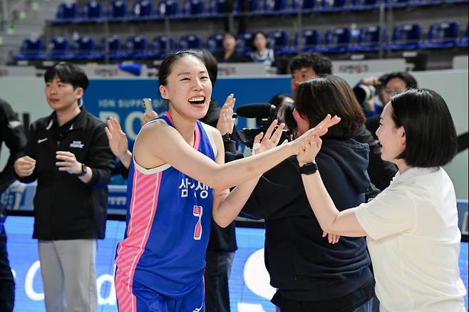 삼성생명 강유림이 15일 용인실내체육관에서 열린 하나은행과의 BNK금융 2025~26 WKBL 4강 PO 4차전서 승리한 뒤 동료들과 환호하고 있다. 사진=WKBL