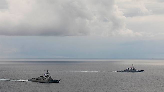 지난해 한미일 3국의 함정들이 제주 남방 공해상에서 프리덤 에지 훈련을 시행하는 모습. [합동참모본부 제공]