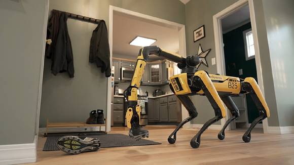 스팟이 바닥에 널브러진 신발을 집어 올리는 장면 [사진=현대차그룹]