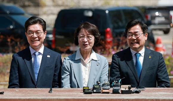 더불어민주당 정원오 서울시장 후보(왼쪽부터)·추미애 경기지사 후보·박찬대 인천시장 후보가 지난 12일 국회 소통관 앞에서 간담회를 하고 있다. [사진=연합뉴스]