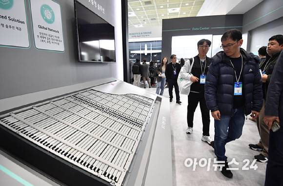 11일 서울 강남구 코엑스에서 열린 '인터배터리 2026'에서 참석자들이 LG에너지솔루션 전시장을 둘러보고 있다. 2026.03.11 [사진=곽영래 기자]