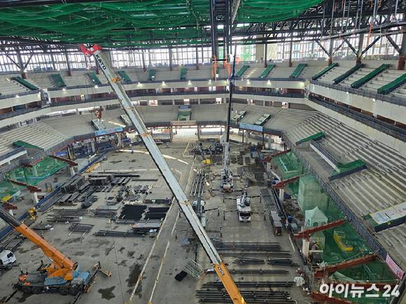 공사가 진행 중인 서울아레나 내부의 모습. [사진=김한빈 기자]