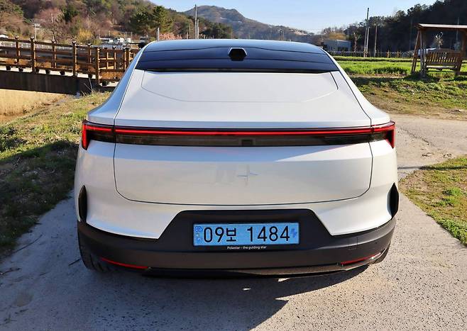 폴스타 4 후면부 / 출처=IT동아