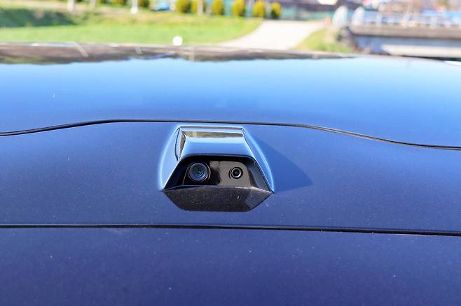 폴스타 4 후면부 루프에 장착한 카메라 / 출처=IT동아