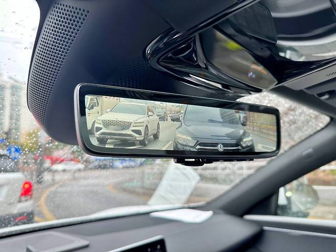 디지털 미러로 후방 상황을 확인하는 모습 / 출처=IT동아