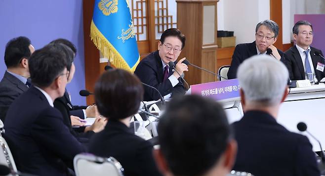 이재명 대통령이 9일 청와대에서 열린 국민경제자문회의 제1차 전체회의에서 참석자들과 토론하고 있다. [청와대사진기자단]