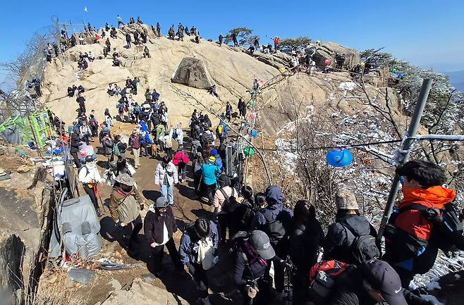 7일 오후 관악산 정상 연주대가 등산객으로 붐비는 모습. 사진 중앙일보