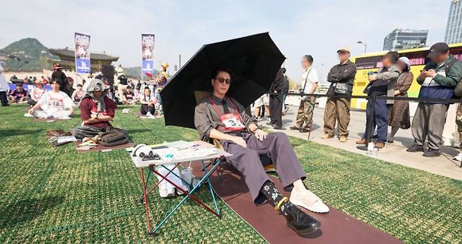 2026 광화문 멍 때리기 대회에 참가한 배우 최원영. JTBC 제공