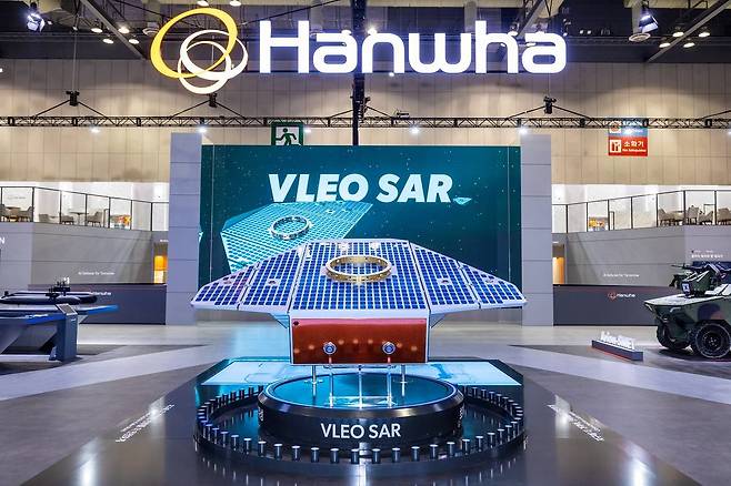 지난해 10월 일산 킨텍스에서 열린 ADEX 2025 한화 부스 내 한화시스템의 VLEO UHR SAR 위성 목업 [사진 한화시스템]