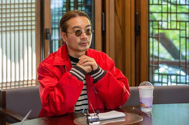 올봄 제12회 '궁중문화축전'은 '궁, 예술을 깨우다'라는 주제로 오는 25일부터 다음 달 3일까지 경복궁·창덕궁·덕수궁·창경궁·경희궁 등 서울의 주요 궁궐과 종묘에서 열린다. 24일 경복궁 흥례문 광장에서 열리는 개막제의 연출을 맡은 양정웅 감독이 15일 기자간담회에서 개막제 구상을 밝히고 있다. 사진 국가유산진흥원