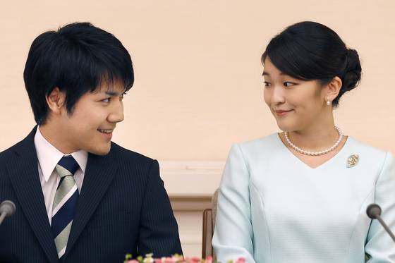 2021년 고무로 게이(왼쪽)와 결혼해 왕족 신분을 상실한 마코 공주 AP=연합뉴스