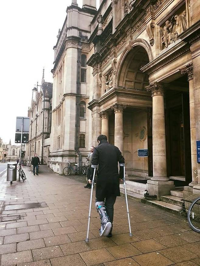 옥스퍼드 박사 과정 당시 무리해서 다리를 다쳤다. 이때 몸 움직임에 대해 다시 생각하게 됐고, 그게 10m 길이 한지 두루마리 논문으로 이어졌다.논문 내용을 인정받아 영국 왕립예술학회 종신 회원이 됐고, 두루마리 형식 덕분에 애슈몰린이 소장을 결정했다. [사진 이진준]