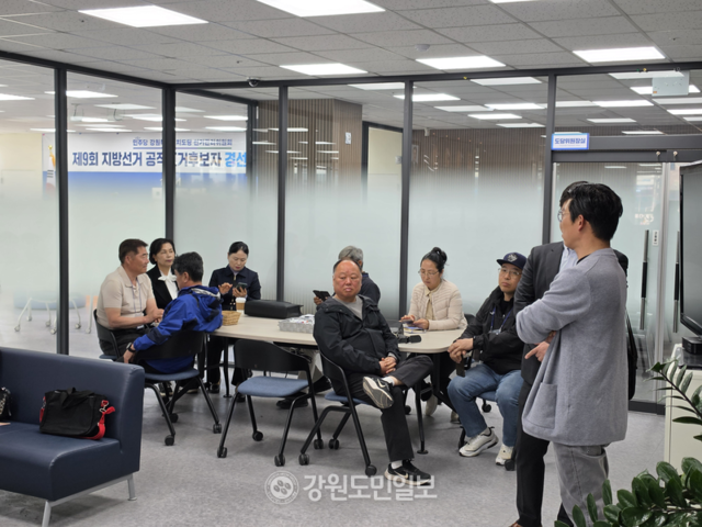 ▲ 더불어민주당 강원도당 기초의원 예비후보 및 대리인 등이 15일 오전 도당에서 기초의원 경선 결과 발표를 기다리고 있다. 이정호 기자