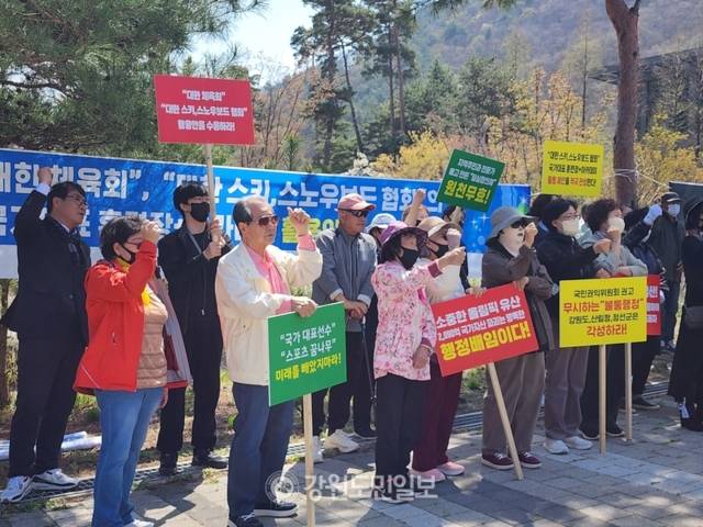 ▲ 올림픽유산 숙암리 주민대책위원회와 대한스키스노보드협회를 비롯한 동계체육인들은 15일 정선 알파인센터 일대에서 집회를 갖고 정선 알파인센터 스키장 시설의 존치를 촉구했다. 2018평창동계올림픽을 계기로 조성한 이 시설은 국제대회를 치를 수 있는 국내 유일의 알파인경기장이다. 김여진 기자