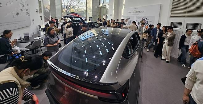지난 4일 서울 여의도 테슬라 전시장을 찾은 방문객들이 신형 모델 YL을 살펴보고 있다. 테슬라코리아에 따르면 이날 전시장 방문객은 2만여명에 달했다. 권용훈 기자