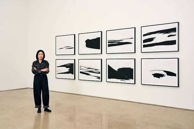 국내에 처음으로 공개하는 'Unseen' 연작 앞에 선 이정진 작가. /Courtesy of the artist and PKM Gallery.