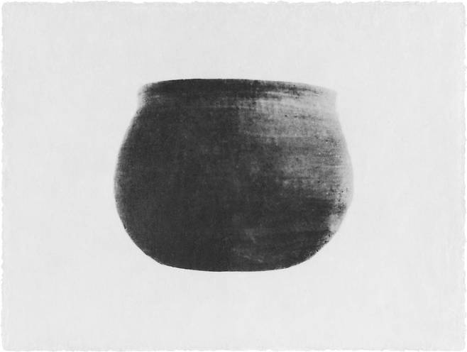 명상을 마치고 눈을 뜬 작가가 자신의 방에 있던 토기를 새로운 시각으로 보게 되며 작업한 작품. Thing 03-07, 2003. /Courtesy of the artist and PKM Gallery.