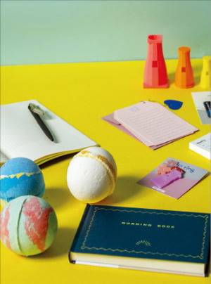 라한셀렉트 경주 내 북스토어&카페 ‘경주산책’에서 판매되는 로컬 여행 감성 담은 실용적인 굿즈. 
라한호텔  제공