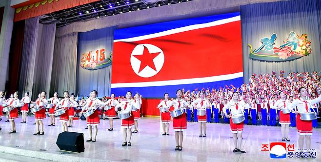 북한 김일성 주석 생일 114주년을 기념하여 평양학생소년궁전 예술소조원들이 종합공연을 진행했다고 조선중앙통신이 지난 14일 보도했다. 조선중앙통신·연합뉴스