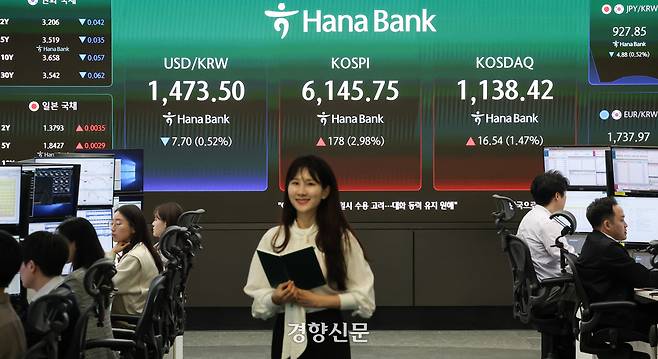 코스피가 6100선을 탈환한 15일 서울 중구 하나은행 딜링룸 현황판에 개장 시황이 나타나고 있다. 이날 코스피는 전장 대비 173.85포인트(2.91%) 오른 6141.60에 개장했다. 2026.4.15 성동훈 기자
