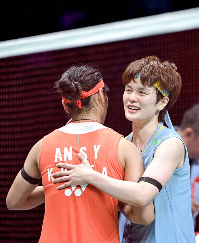 왕즈이(오른쪽)가 지난 12일 열린 아시아선수권 여자 단식 결승전에서 져 준우승한 뒤 안세영을 포옹하며 축하하고 있다. 닝보 | 신화연합뉴스
