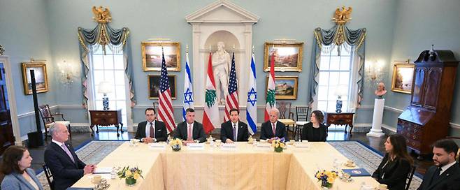 입으로만 “평화” 마코 루비오 미국 국무장관(정면 가운데)이 14일(현지시간) 워싱턴 국무부 청사에서 진행된 나다 하마데 모아와드 주미 레바논 대사(오른쪽에서 두번째)와 예히엘 라이터 주미 이스라엘 대사(왼쪽에서 두번째)의 회담 도중 발언하고 있다. AFP연합뉴스