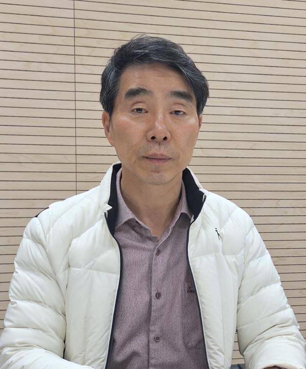 한국납세자연대 남우진 회장이 지난 14일 서울 강남구 본사 사무실에서 국제신문과 인터뷰를 갖고 ‘체납액 납부의무 소멸제도’의 장단점 등을 설명하고 있다.  이석주 기자
