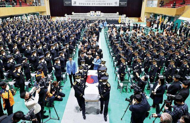 전남 완도군 농어민문화체육센터에서 14일 열린 고 박승원 소방경과 노태영 소방교의 영결식에서 운구가 진행되고 있다. 국가보훈부 세종 본부뿐 아니라 전국 지방보훈관서와 국립묘지 등은 이날 일제히 조기를 게양했다. 연합뉴스