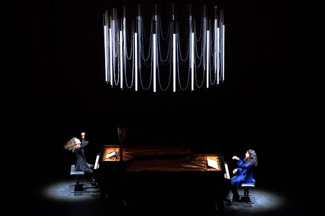 라베크 자매가 지난 2024년 파리 필하모니에서 필립 글래스의 ‘장 콕토 3부작-오르페, 미녀와 야수, 앙팡테리블’를 연주하고 있다.     (c)Christophe de Dreuille