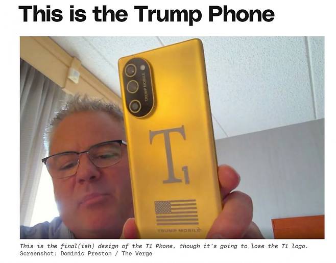 지난 2월 초 트럼프 모바일 임원이 더 버지와의 화상 통화에서 T1 폰을 보여주는 모습. 더 버지 해당 기사에 첨부된 이미지