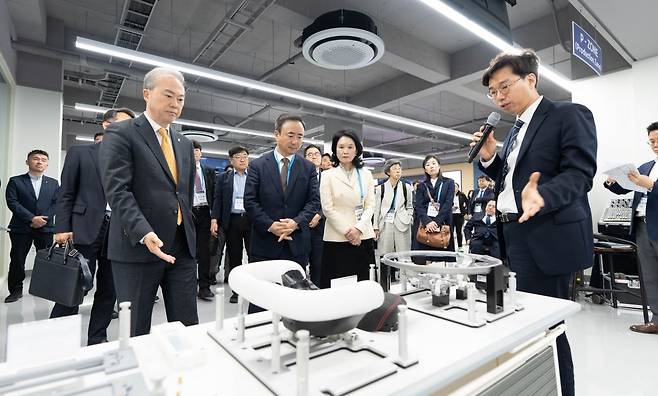 15일 대통령직속 국가인공지능전략위원회가 전북대학교를 찾아 피지컬 AI 기반 제조혁신 현장을 점검했다. 전북대 제공