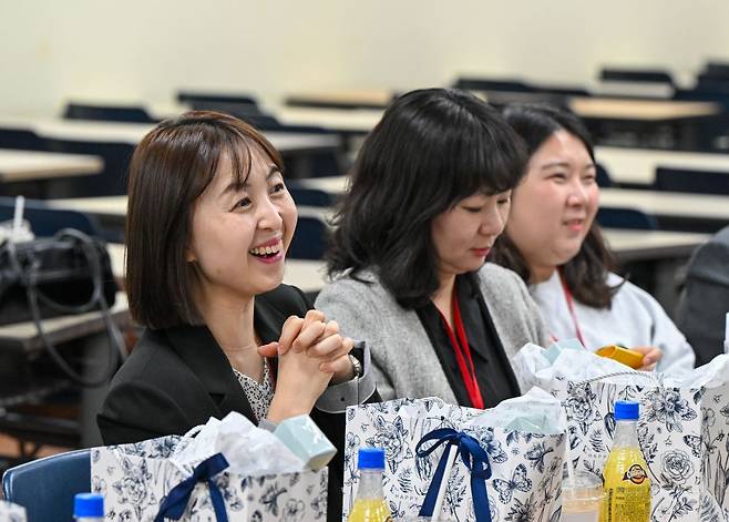 사모리조이스 참가자가 14일 서울 강동구 오륜교회에서 사모들의 이야기를 경청하고 있다. 신석현 포토그래퍼