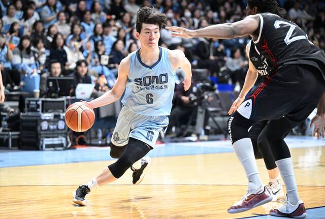 고양 소노는 속공 중심의 공격으로 서울 SK 수비를 흔들며 6강 플레이오프 2연승을 달렸다. KBL 제공