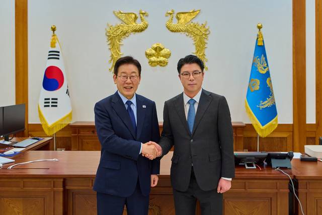 더불어민주당 김광 인천 계양구청장 예비후보가(오른쪽) 청와대 행정관 근무 시절 대통령 집무실에서 이재명 대통령과 기념촬영을 하고 있다. 김광 캠프 제공