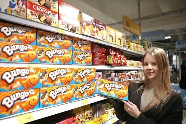 러시아 소비자가 현지 마트에 깔린 오리온 제과 제품을 들고 있다. [사진 제공 = 오리온]