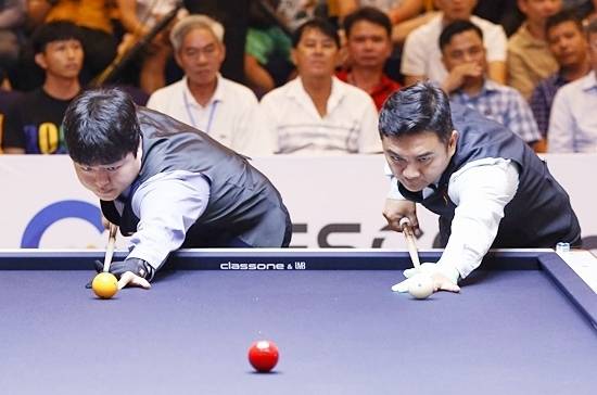 2024년 9월 베트남 빈투안에서 열린 ‘제76회 세계3쿠션선수권’에서도 조명우가 트란을 물리치고 우승했다. 결승전에서 뱅킹하는 두 선수. (사진=SOOP)