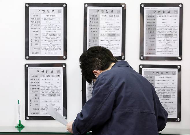 이날 서울 마포구 서울서부고용복지플러스센터를 찾은 한 구직자가 일자리정보 게시판을 살펴보고 있다. 2026.4.15/뉴스1