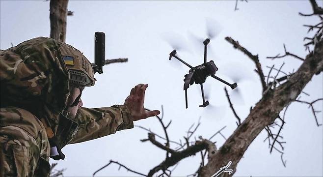 우크라이나 동부 격전지 바흐무트 인근에서 우크라이나 병사가 1인칭 시점(FPV·First Person View)으로 조종되는 자폭 드론을 띄우고 있다. (로이터=연합뉴스)