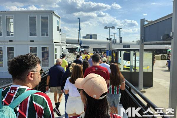 지난해 클럽월드컵 기간 기차역에서 내려 메트라이프 스타디움으로 향하는 팬들의 모습. 월드컵 기간에도 많은 팬들이 이 역을 사용할 것이다. 사진= MK스포츠 DB