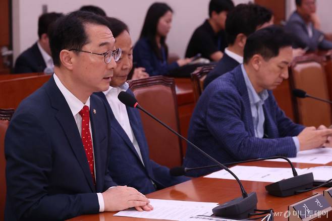[서울=뉴시스] 조성봉 기자= 김건 국회 외통위 국민의힘 간사가 12일 오전 서울 여의도 국회에서 열린 외교통일위원회 전체회의에서 6.25 참전용사 출신의 찰스 랭글 전 미국 하원 의원 추모 결의안 관련 발언을 하고 있다. 2025.06.12. suncho21@newsis.com /사진=조성봉