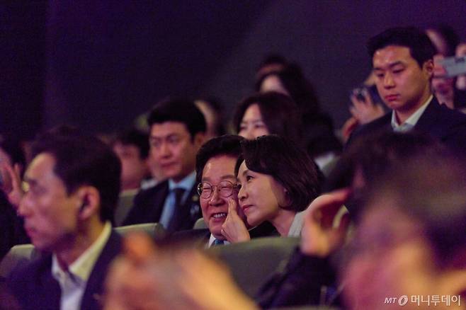 (서울=뉴스1) 허경 기자 = 이재명 대통령과 김혜경 여사가 15일 서울 용산구 CGV에서 영화 '내 이름은'을 관람하고 있다. (청와대 제공. 재판매 및 DB 금지) 2026.4.15/뉴스1  Copyright (C) 뉴스1. All rights reserved. 무단 전재 및 재배포,  AI학습 이용 금지. /사진=(서울=뉴스1) 허경 기자