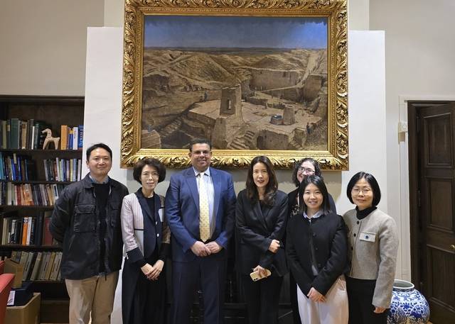 지난 9일 펜실베니아대 고고학·인류학박물관에서 보존처리 관련 업무 협의 후 관계자들이 기념촬영을 했다. 왼쪽 두 번째부터 김영경 문화유산국민신탁 기획운영부장, 크리스토퍼 우즈 관장, 손명희 국립고궁박물관 전시홍보과장. 문화유산국민신탁 제공