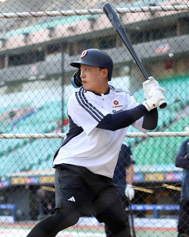 인천에서 첫 배팅 훈련을 한 손아섭./두산 베어스