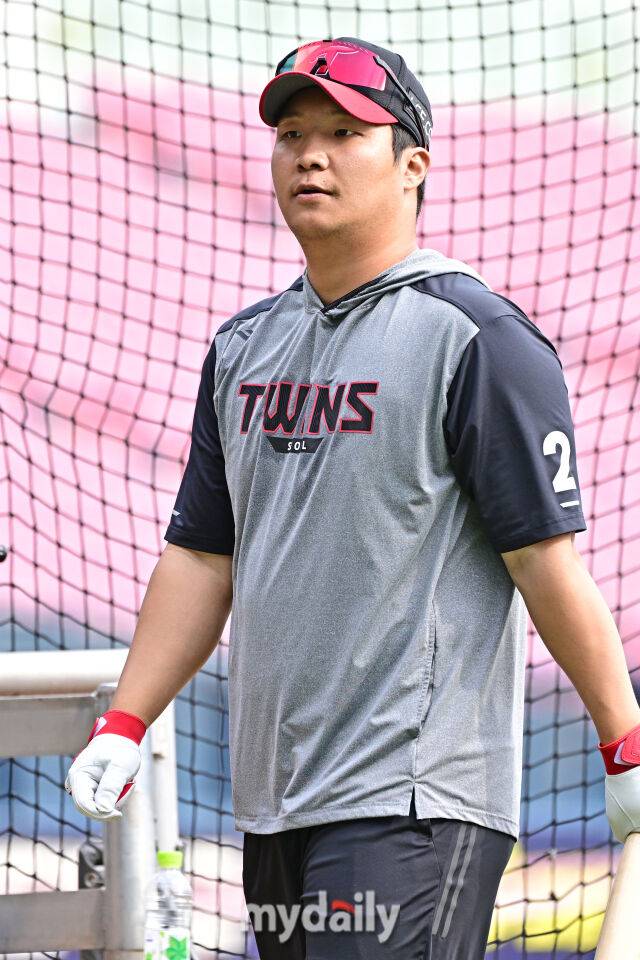 31일 서울 잠실야구장에서 열린 '2026 신한 SOL BANK KBO리그' LG 트윈스와 KIA 타이거즈 경기.LG 문보경이 경기 전 훈련을 하고 있다./마이데일리