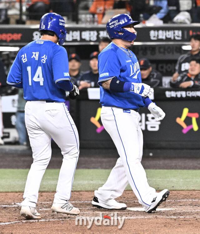 14일 오후 대전 한화생명볼파크에서 진행된 '2026 프로야구 KBO리그' 한화이글스와 삼성 라이온즈의 경기. 삼성 최형우가 9회초 2사만루서 밀어내기 볼넷을 얻어내고 있다./마이데일리