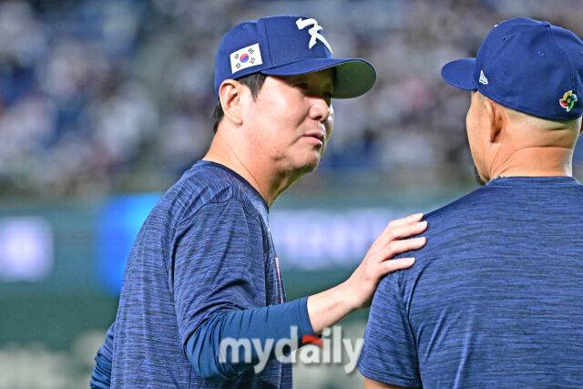7일 일본 도쿄돔에서 열린 2026 월드 베이스볼 클래식(WBC) 조별리그 한국-일본 경기. 류지현 감독이 선수들의 훈련을 지켜보며 이야기를 나누고 있다./마이데일리