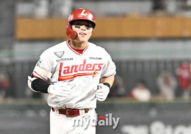 15일 오후 인천 SSG랜더스필드에서 진행된 '2026 프로야구 KBO리그' SSG랜더스와 두산베어스의 경기. SSG 정준재가 8회말 2사에서 솔로홈런을 터뜨린 뒤 베이스를 돌고 있다./인천 = 송일섭 기자