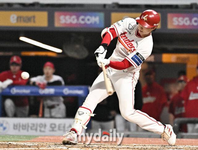 15일 오후 인천 SSG랜더스필드에서 진행된 '2026 프로야구 KBO리그' SSG랜더스와 두산베어스의 경기. SSG 박성한이 6회말 1사 3루서 1타점 적시타를 터뜨리고 있다./인천 = 송일섭 기자