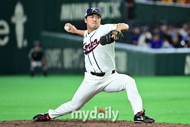 8일 일본 도쿄돔에서 열린 2026 월드 베이스볼 클래식(WBC) 조별리그 한국-대만 경기. 대만 페어차일드(오른쪽)가 9회말 1사 1루 구자욱의 타구 천천웨 고우석이 9회초 마운드에 올라 힘차게 투구하고 있다./마이데일리